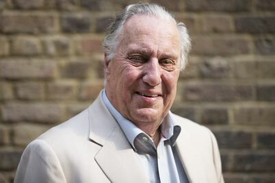 Muere el escritor británico Frederick Forsyth, a los 86 años