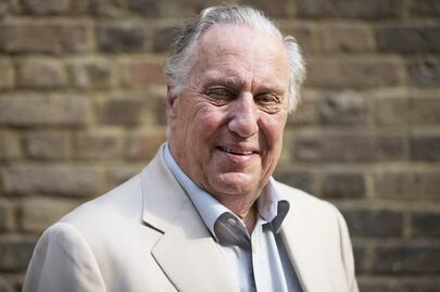 Muere el escritor británico Frederick Forsyth, a los 86 años