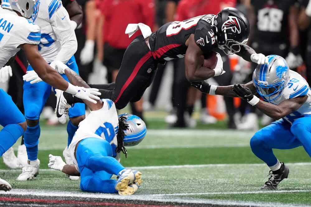 Morice Norris, de los Lions de Detroit, se lesiona al recibir un golpe en la cabeza por parte de Nathan Carter, de los Falcons de Atlanta - Foto: AP