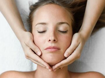 Estos son los 5 ejercicios que debes realizar para quitar años de encima a tu rostro