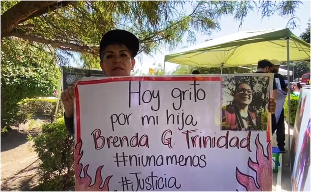 La señora Lourdes marchó por su hija  Brenda Gutiérrez. Foto: Alelhí Salgado/ EL UNIVERSAL