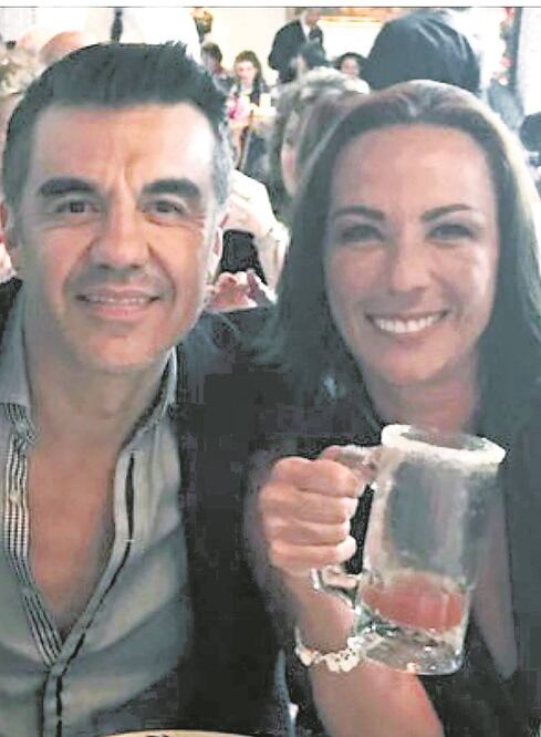 Después de años, @Adrian_Uribe y yo ¡nos vamos a casar!”, escribió Consuelo en la red (INSTAGRA)