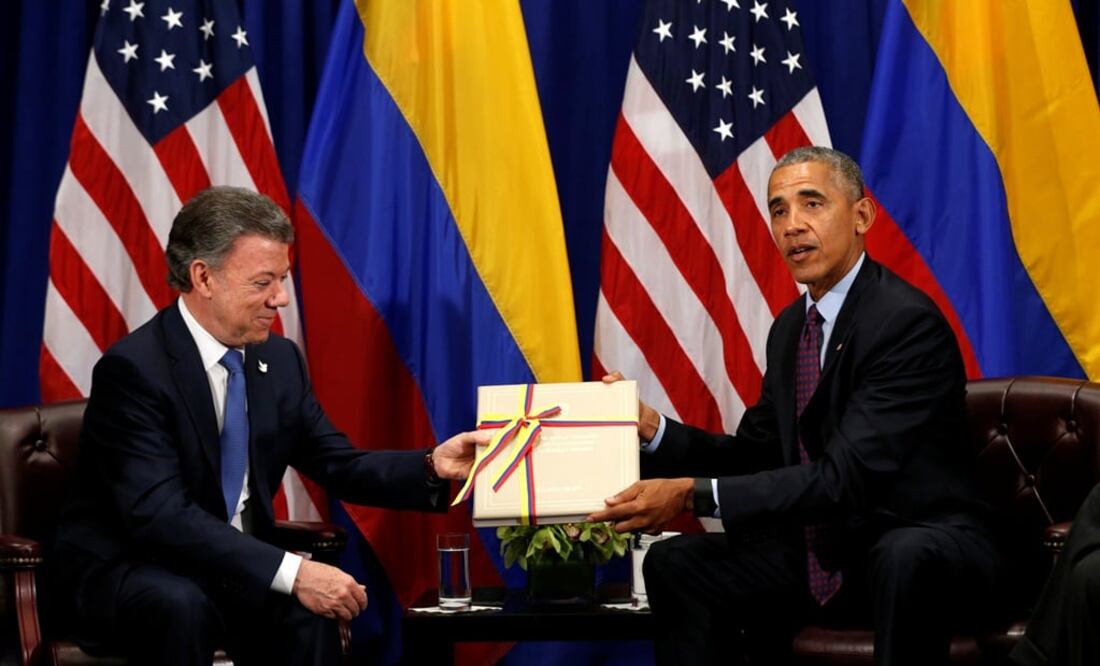 El presidente de Colombia, Juan Manuel Santos entregó una copia del acuerdo de paz a su homólogo estadounidense Barack Obama (Reuters)