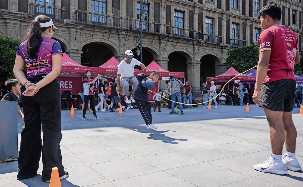 En el Zócalo se realizaron actividades al aire libre, pese a la restricción. Foto: Luis Camacho / EL UNIVERSAL