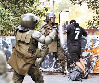 Chile vive violentas protestas: tanquetas aplastan a joven