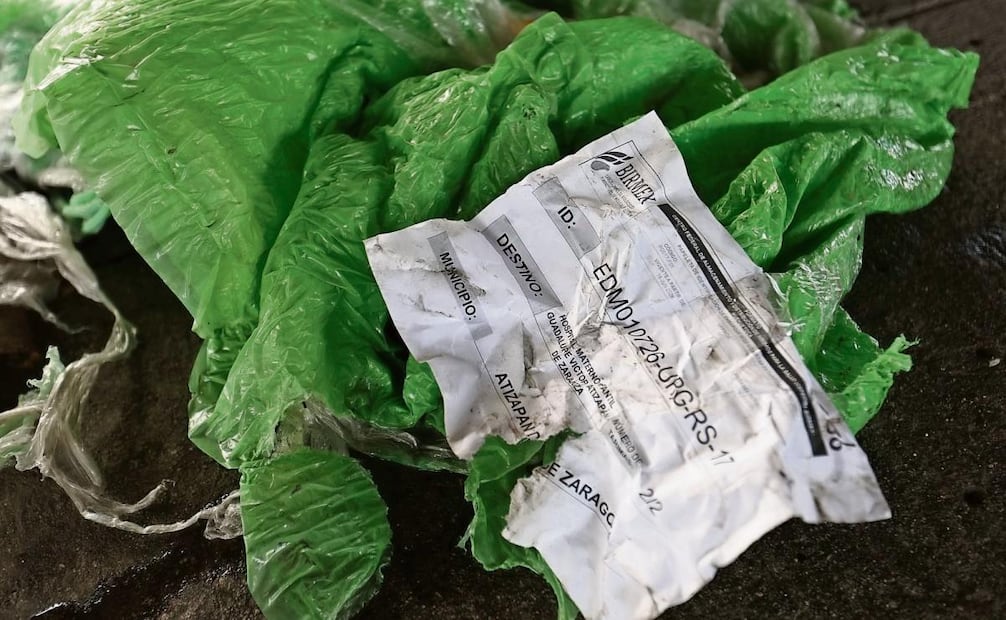 En el bajopuente, frente a la entrada principal de la bodega, hay basura de empaques de medicinas, aún con las papeletas de identificación pegadas. Foto: Paola Reyes