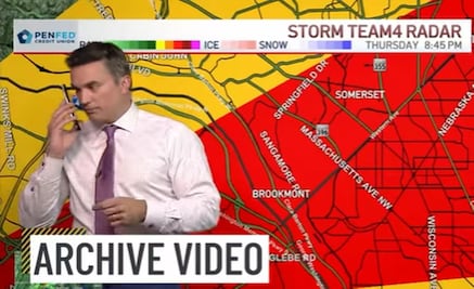 “Bajen al sótano ¡ya!”, meteorólogo llama a sus hijos en plena transmisión para advertirles de un tornado