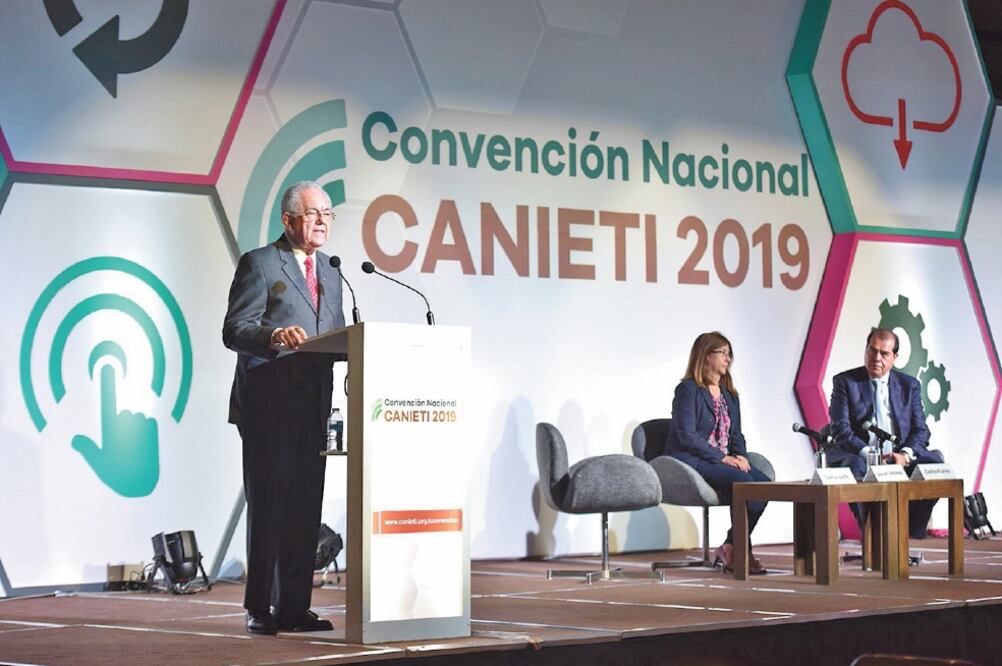 Javier Jiménez Espriú dijo que CFE Telecomunicaciones tiene como función llevar servicios de última milla a sitios en donde ninguna firma ha llegado. Foto/CORTESÍA