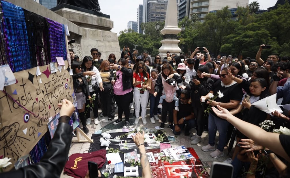 Fans de Camilo Séptimo se reúnen en el Ángel de la Independencia este 6 de septiembre. Foto: Diego Simón / EL UNIVERSAL