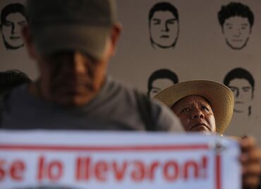 Padres de los 43 normalistas piden a AMLO información sobre llamada que interceptó Ejército