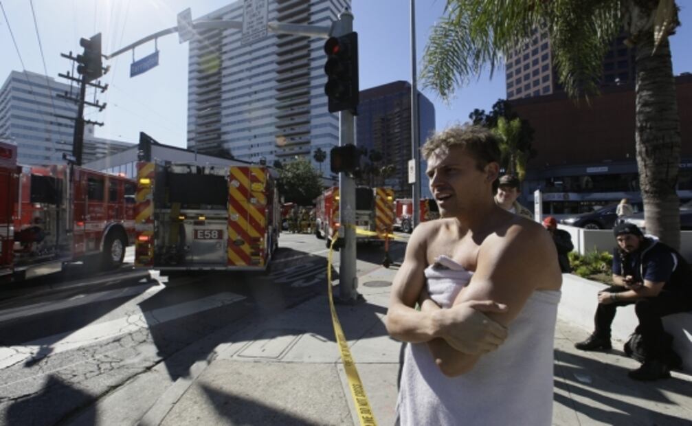 Evacuan edificio de 25 pisos en Los Ángeles por incendio en un balcón 