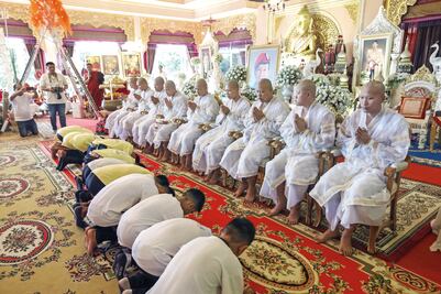 Niños tailandeses rescatados oran por una larga vida