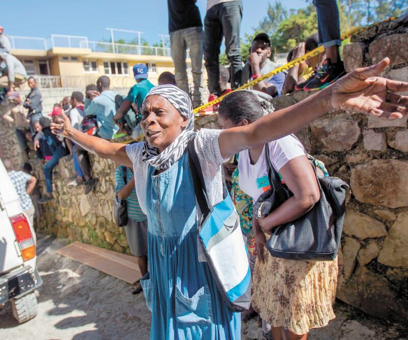 Ciudadanos lamentan la muerte de 15 niños a causa de un incendio en el interior de un orfanato en Puerto Príncipe, Haití. El inmueble estaba ubicado en un edificio insalubre de dos pisos, con múltiples literas. Foto: JEAN MARC ABELARD. EFE