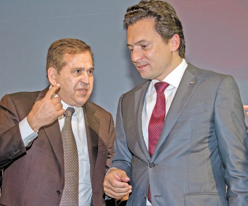 El bloqueo de cuentas de la UIF incluye las de Emilio Lozoya Austin (der.), director de Pemex en el sexenio pasado. ARCHIVO EL UNIVERSAL