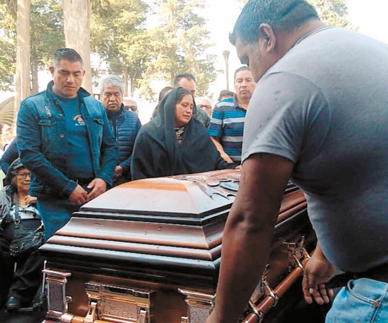 En el panteón municipal de Mexicaltzingo, la familia de Blanca Valeria agradeció a los presentes su ayuda y oraciones hacia la joven. Foto: CLAUDIA GONZÁLEZ. EL UNIVERSAL