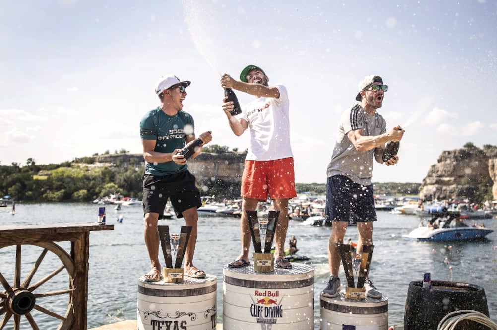 Jonathan (izq.) confía en que su nuevo salto (más difícil) lo lleve a la cima. (RED BULL)