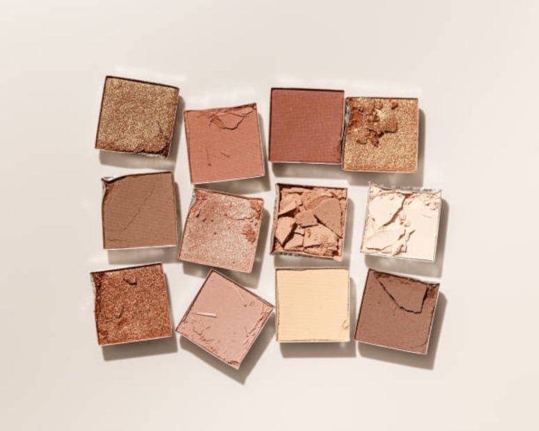 Si tus sombras de ojos ya no se ven ni huelen bien, es mejor despedirte de ellas y comprar otras. Foto: Unplash