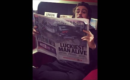 Alonso bromea con titular de un periódico 