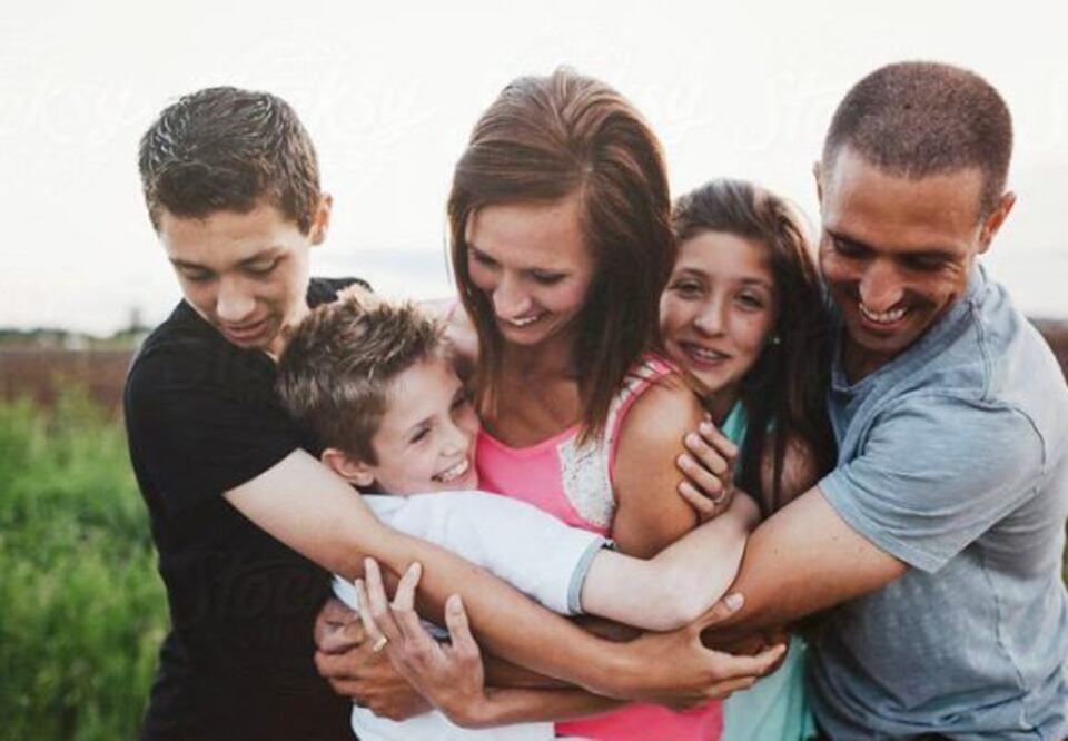 De acuerdo con el mismo estudio este tipo de contacto físico mejora las relaciones matrimoniales y familiares, combate el insomnio, reduce el estrés y aumenta la autoestima.
Foto: Producción El Universal