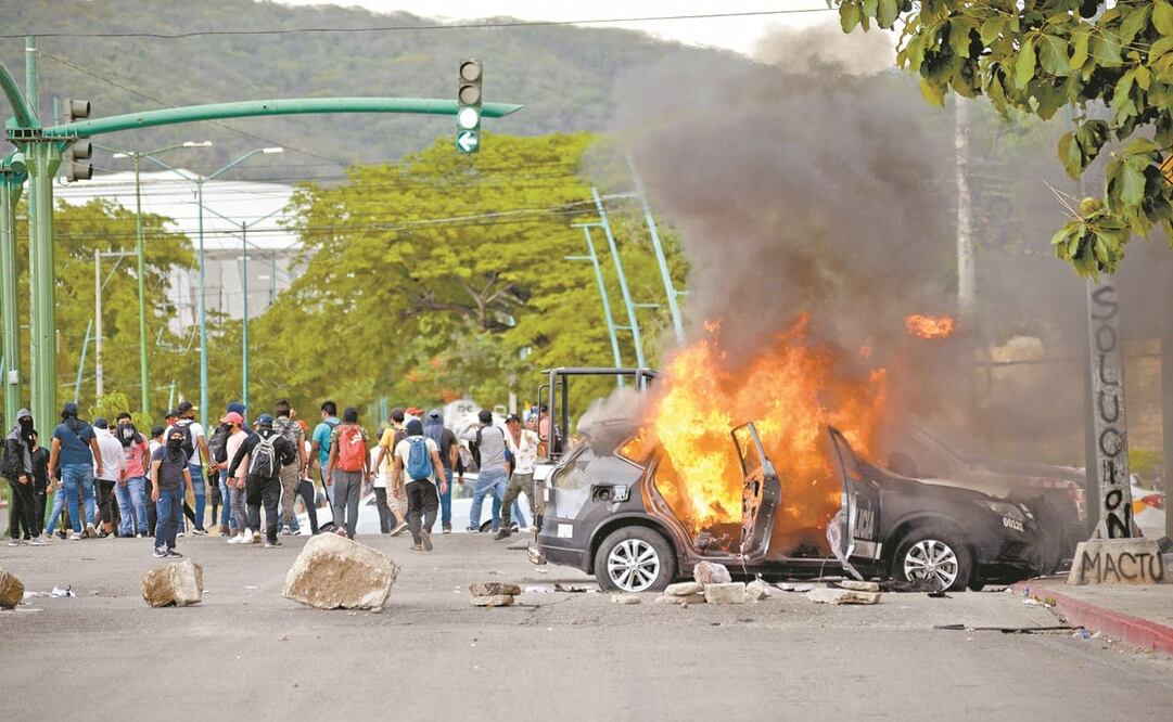 Los normalistas retuvieron una patrulla de la policía estatal y otra de la Municipal del Ayuntamiento de Ostuacá; ambas las quemaron. Foto: Jacob García. EL UNIVERSAL