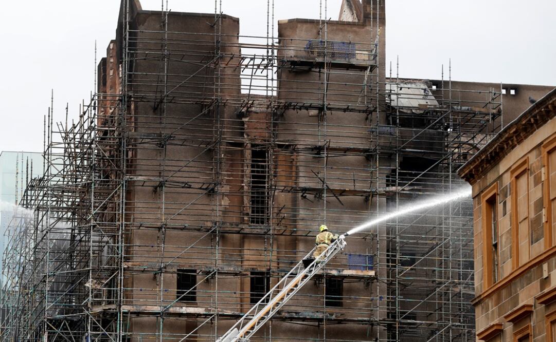 El fuego, que se inició por causas aún desconocidas en la noche del 15 de junio, se propagó rápidamente por las cinco plantas del edificio Mackintosh. Foto: REUTERS/Russell Cheyne