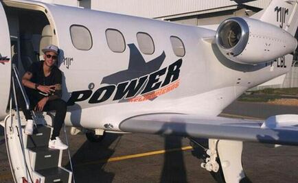 Neymar llega en avión privado
