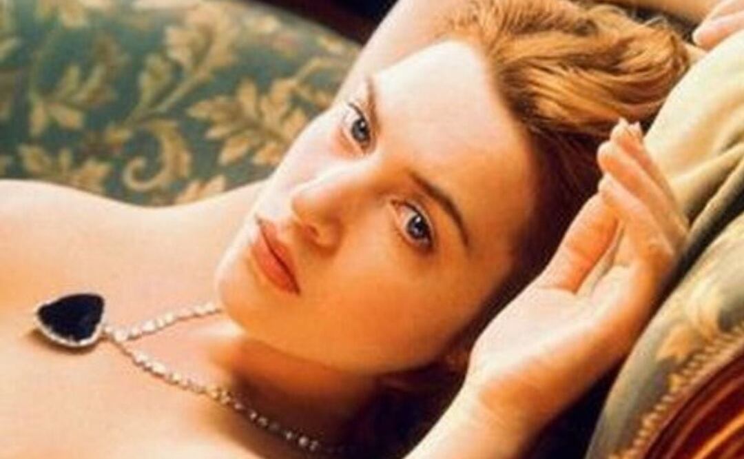Kate Winslet y el diamante Corazón del Mar que llevó en Titanic. Foto: Twitter @dimruiz