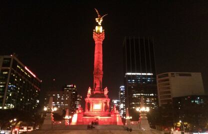 Iluminan de rojo el DF contra el VIH/SIDA