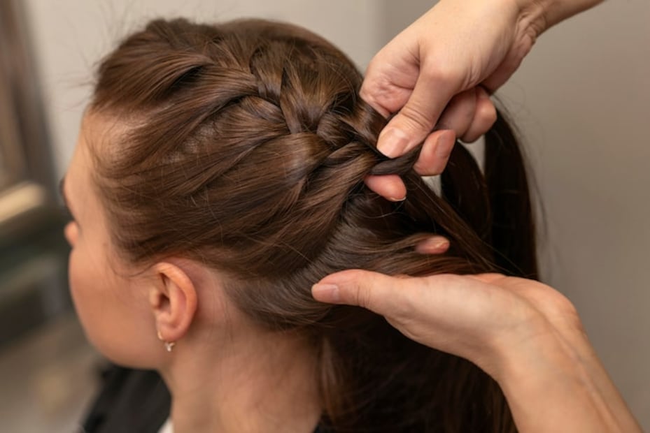 La trenza de lado da un efecto de peinado muy natural. Foto: Freepik