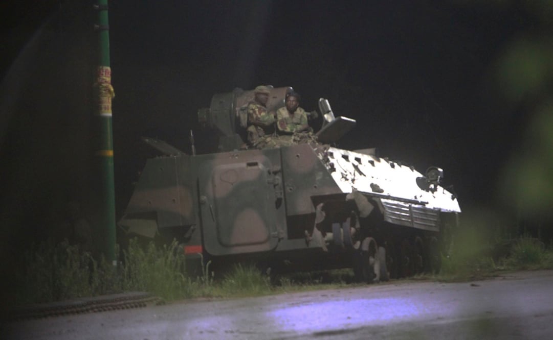 Soldados de Zimbabue encima de un tanque militar en Harare (Foto: AP)