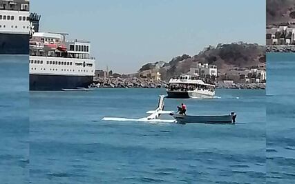 Se desploma avioneta en canal de navegación en Mazatlán, muere niña y piloto está desaparecido 