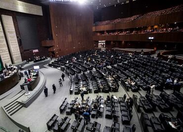 Piden diputados garantizar recursos para damnificados por huracanes; guardan minuto de silencio por víctimas