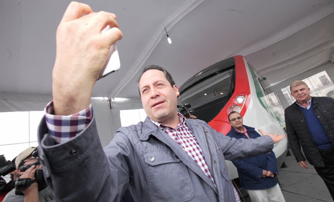 Desde la Plaza Cívica del centro de Toluca, donde se instaló una maqueta muestra del vagón que tendrá el tren rápido, el Ejecutivo estatal informó que el megaproyecto, permitirá generar ahorros (JORGE ALVARADO. EL UNIVERSAL)