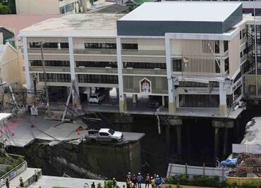 VIDEO: Socavón frente a hospital en Tailandia obliga a evacuar pacientes