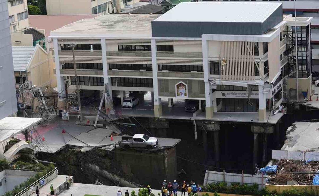 Un socavón se ve tras un colapso en una calle cerca del hospital Vajira en Bangkok Tailandia, el miércoles 24 de septiembre de 2025. Foto: AP