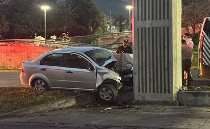 Joven muere tras impactarse contra puente peatonal en Monterrey; el cuerpo fue proyectado al pavimento