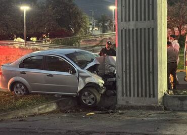Joven muere tras impactarse contra puente peatonal en Monterrey; el cuerpo fue proyectado al pavimento