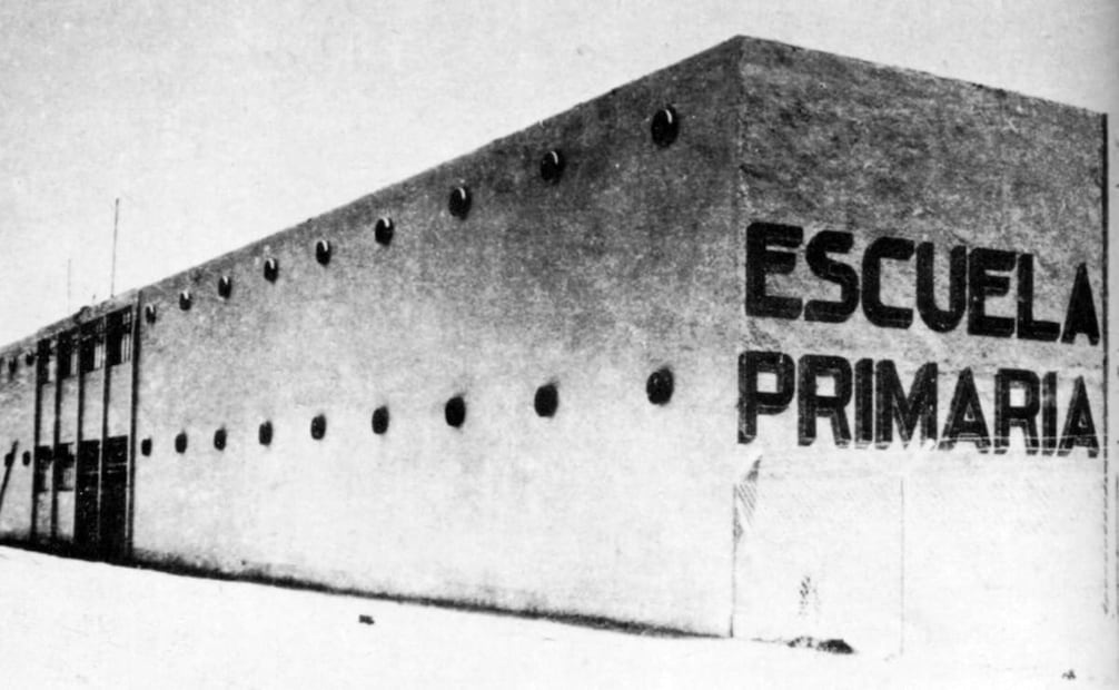 La antigua primaria Álvaro Obregón, sobre Avenida del Taller, se construyó en 1932 y tuvo seis salones. Su edificio siguió intacto hasta los años 80 y hoy en su lugar hay establecimientos comerciales. Colección Villasana.