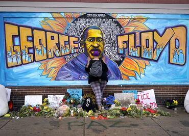 Acusan a recluso de apuñalar en prisión de EU al expolicía que asesinó a George Floyd