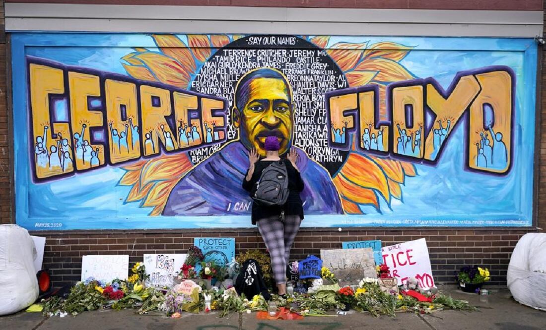 Damarra Atkins rinde homenaje a George Floyd en un mural en Minneapolis, en abril de 2021. Foto: AP