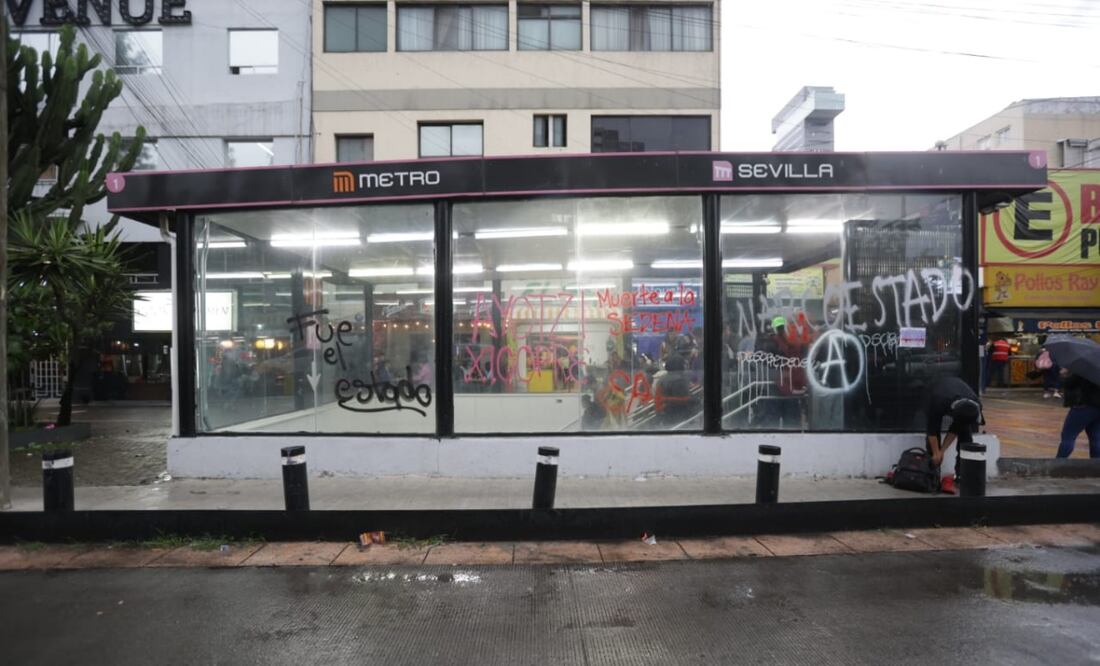 Asistentes a la marcha de los 43 de Ayotzinapa, vandalizan metro Sevilla de la línea 1 (26/09/2025). Foto: Francisco Rodríguez / EL UNIVERSAL