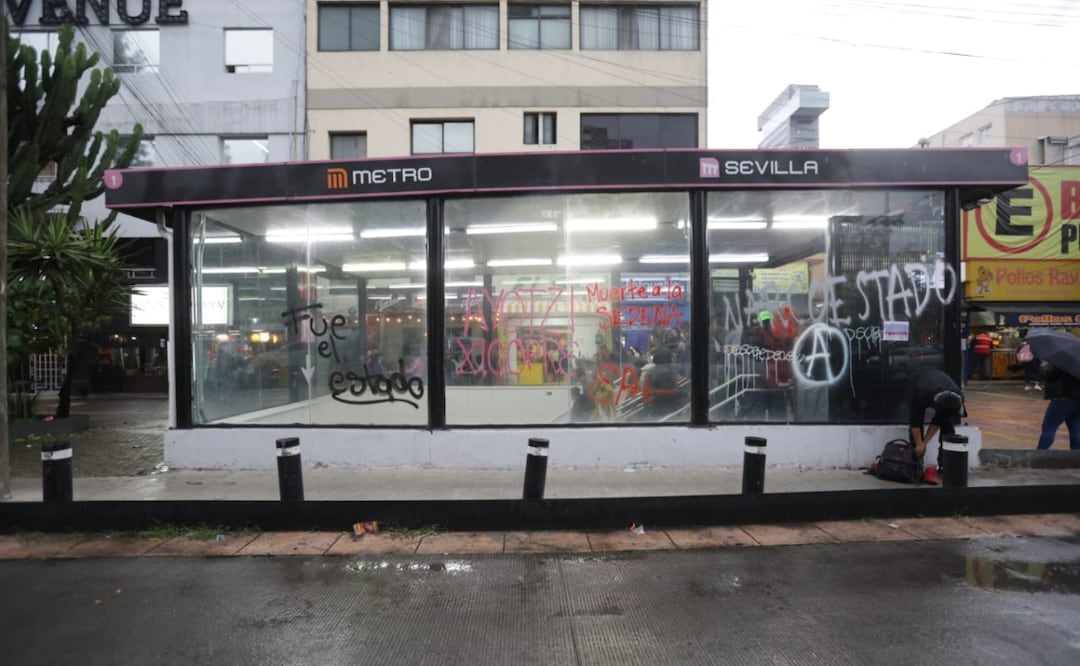 Asistentes a la marcha de los 43 de Ayotzinapa, vandalizan metro Sevilla de la línea 1 (26/09/2025). Foto: Francisco Rodríguez / EL UNIVERSAL