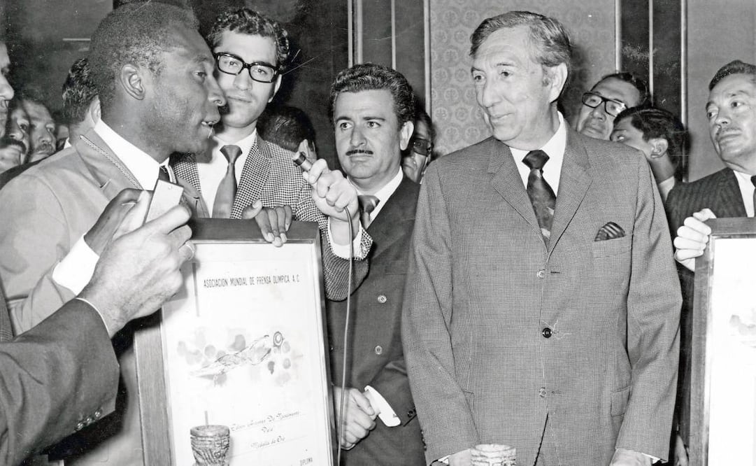El brasileño, considerado como uno de los mejores jugadores de futbol, en una de sus tantas visitas a México, con el expresidente Miguel Alemán Valdés, quien le entregó un reconocimiento. Foto: Especial