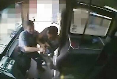 Video. Policía abate a hombre en autobús de Oklahoma