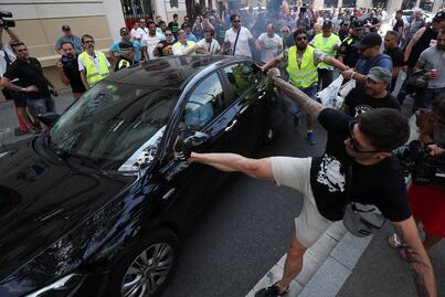 Uber y Cabify suspenden servicio en Barcelona tras "agresiones" durante huelga de taxistas