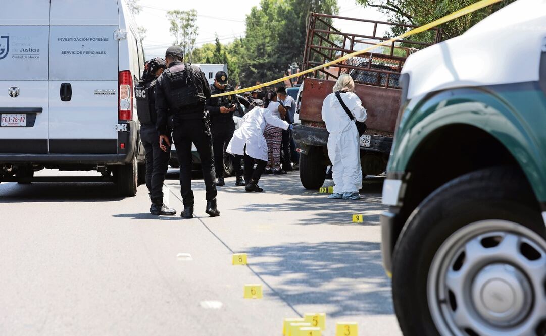 Al menos 10 casquillos fueron localizados en la zona donde fue asesinado el conductor de la camioneta blanca. Autoridades revisan las cámaras de vigilancia privadas para seguir la ruta de escape de los sicarios. Foto: Francisco Rodríguez / EL UNIVERSAL