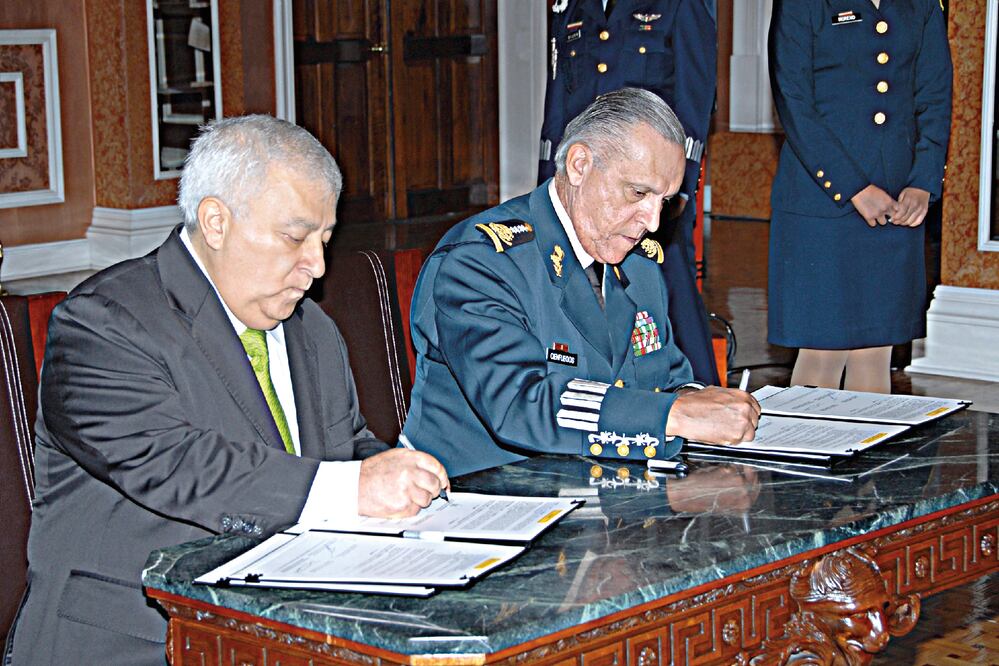 El secretario de Educación Pública, Emilio Chuayffet, y el titular de la Defensa, Salvador Cienfuegos, en la firma de un convenio de capacitación