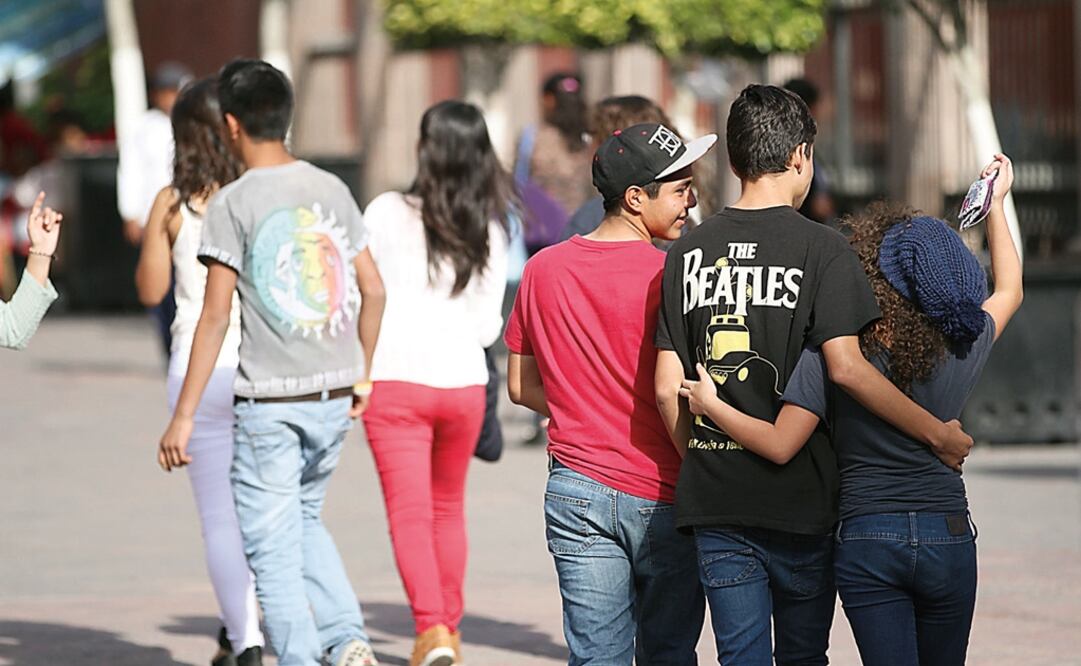 Young people taking a stroll – Photo: César Delado/EL UNIVERSAL