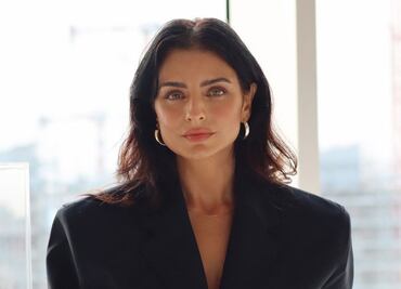 Aislinn Derbez impacta con look transparente en color morado