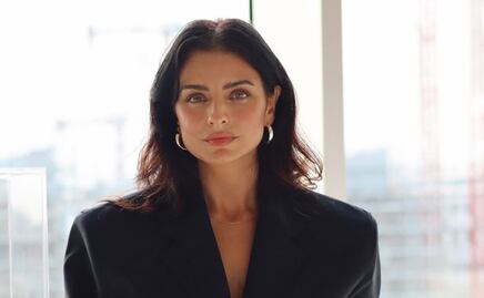 Aislinn Derbez impacta con look transparente en color morado